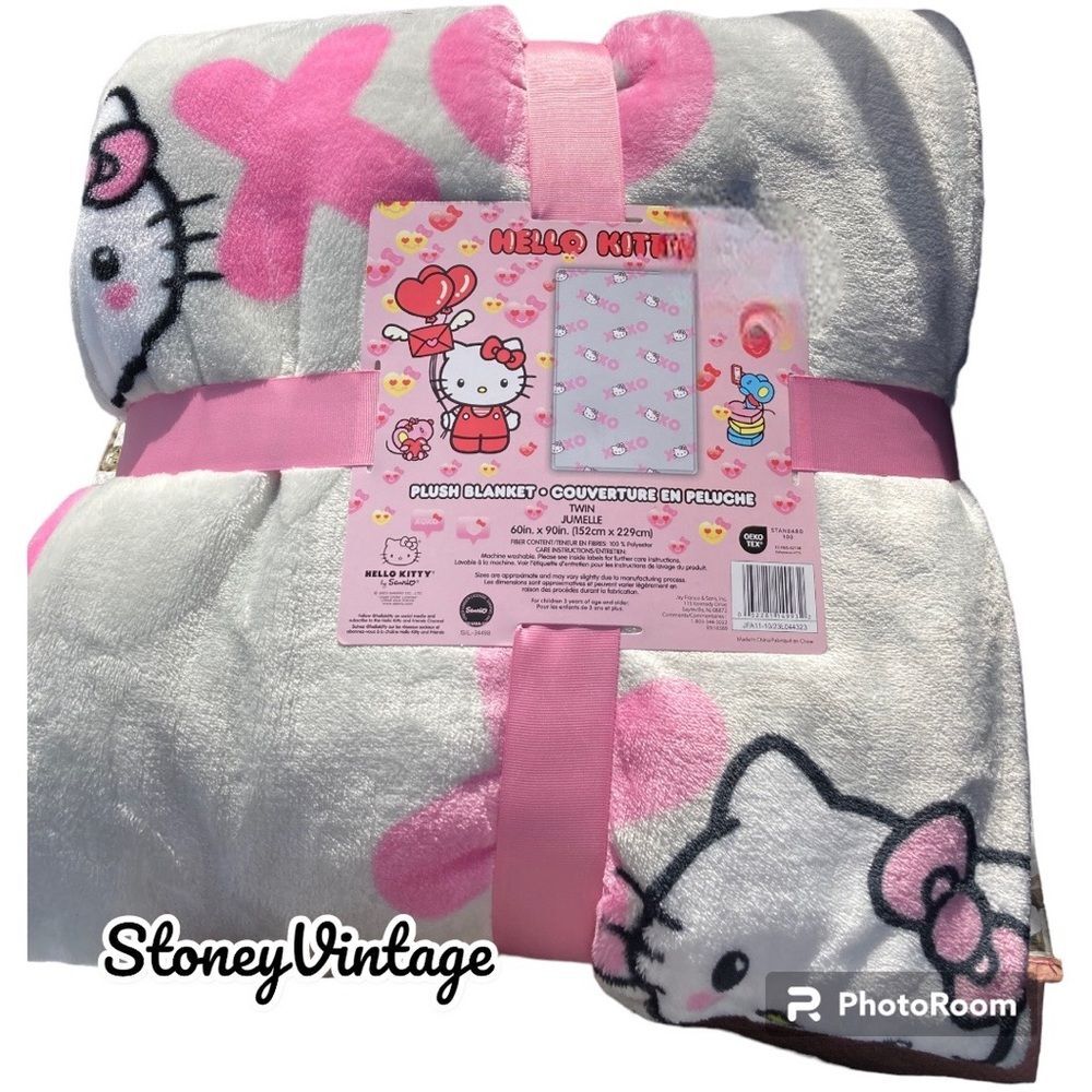 Hello Kitty Valentines Blanket gray xoxo